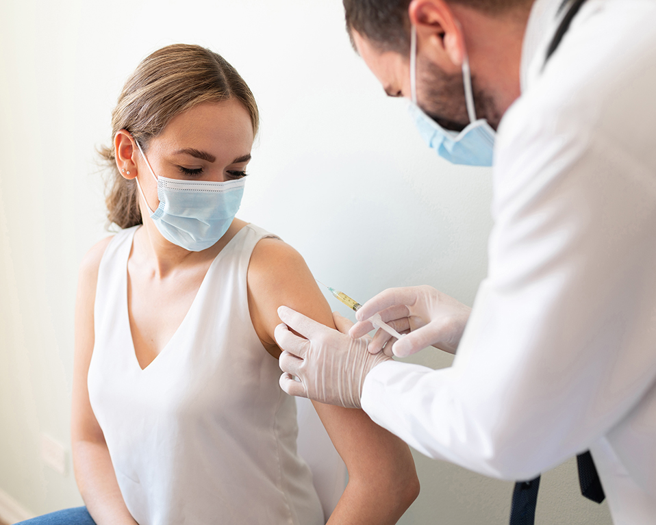 Sanitario inyectando vacuna covid